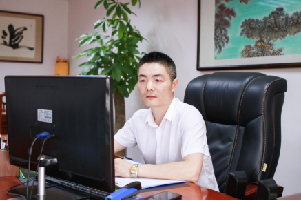 “老板,好樣的,我們永遠(yuǎn)向您看齊!” ——讀益陽(yáng)日?qǐng)?bào)《諶暢明 把公司做強(qiáng),把公益做好》有感 “老板,好樣的,我們永遠(yuǎn)向您看齊!” ——讀益陽(yáng)日?qǐng)?bào)《諶暢明 把公司做強(qiáng),把公益做好》有感